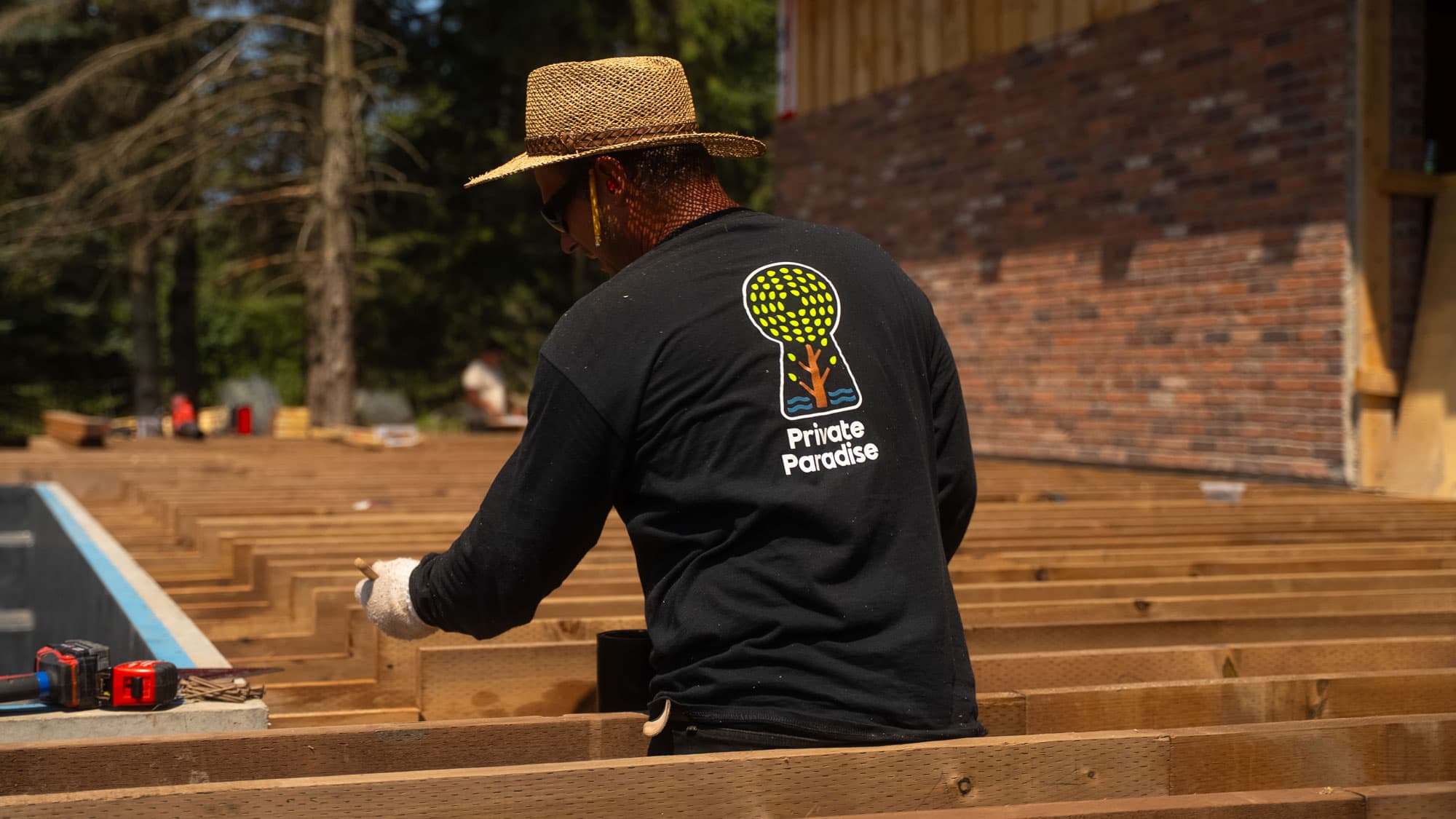 PrivateParadise Crew Working